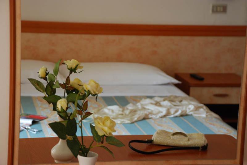 Hotel Serenella Vintage Римини Екстериор снимка
