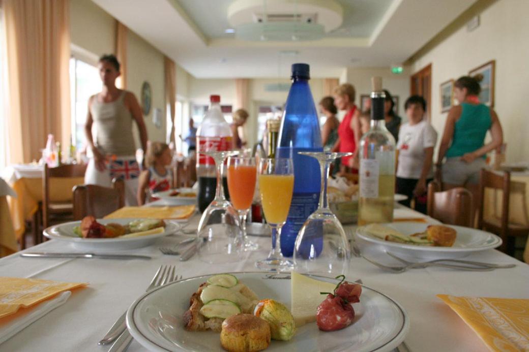 Hotel Serenella Vintage Римини Екстериор снимка