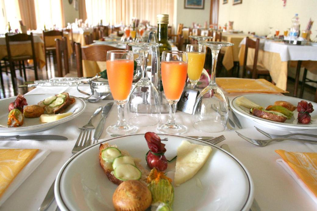 Hotel Serenella Vintage Римини Екстериор снимка