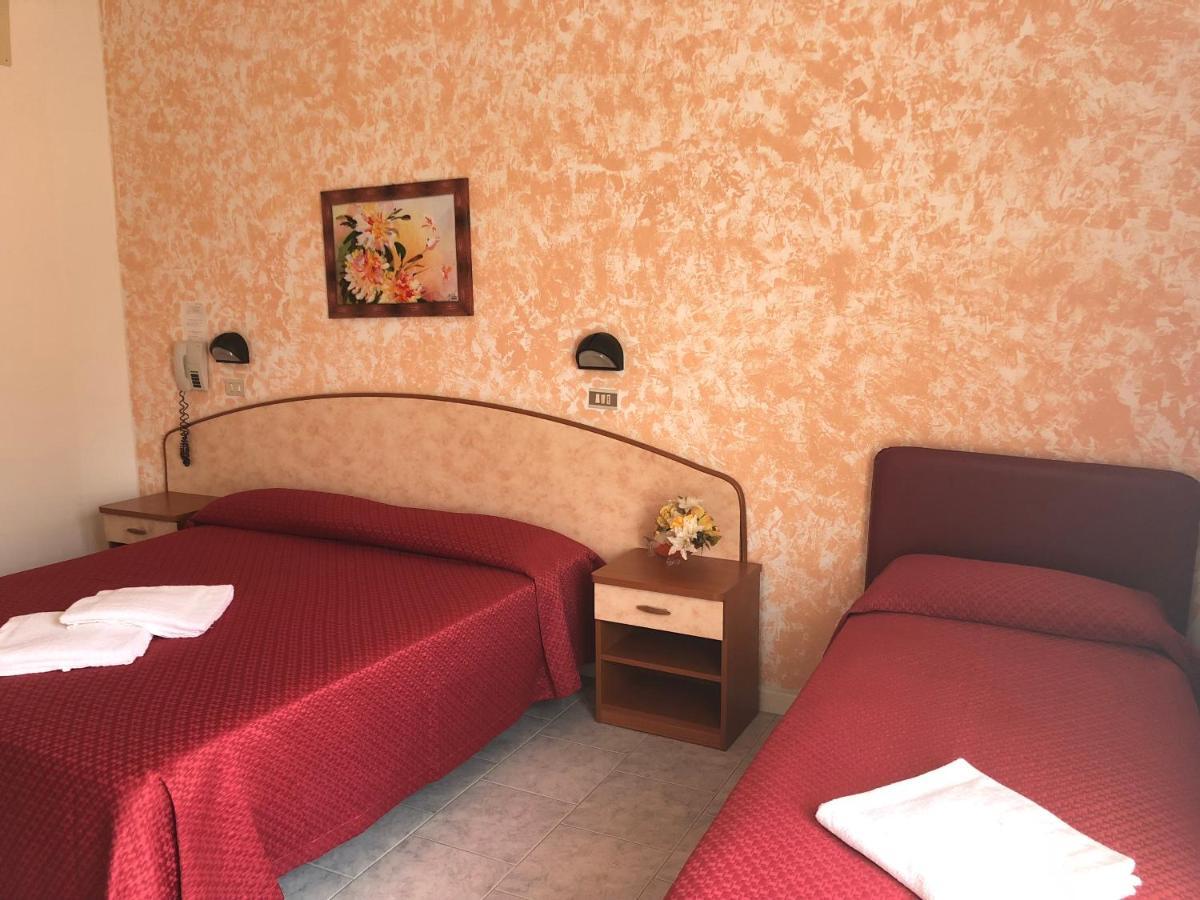Hotel Serenella Vintage Римини Екстериор снимка
