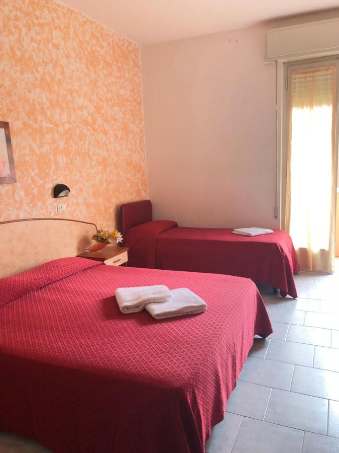 Hotel Serenella Vintage Римини Екстериор снимка
