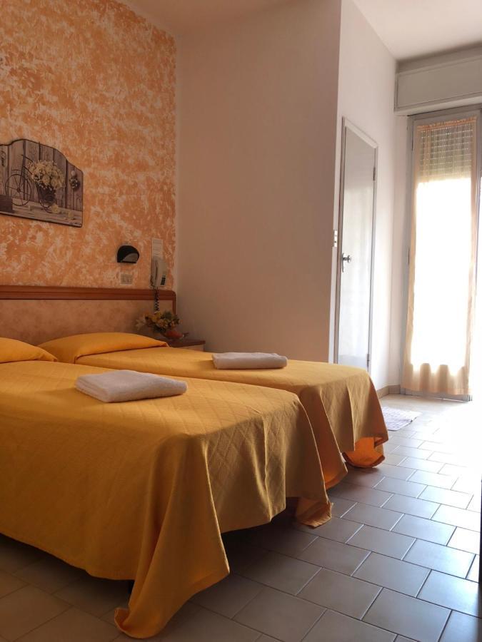 Hotel Serenella Vintage Римини Екстериор снимка