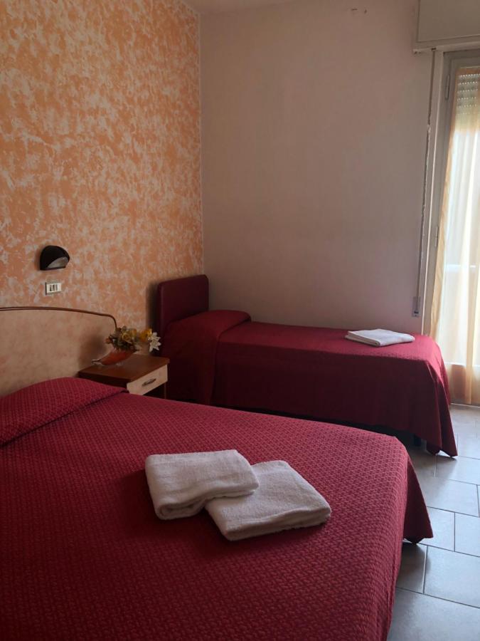 Hotel Serenella Vintage Римини Екстериор снимка