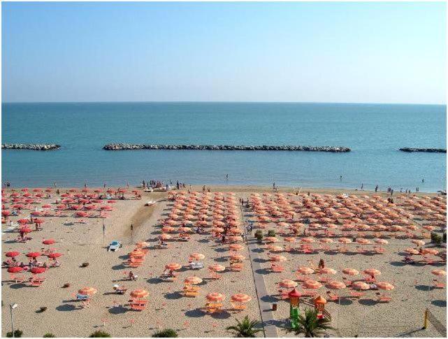 Hotel Serenella Vintage Римини Екстериор снимка