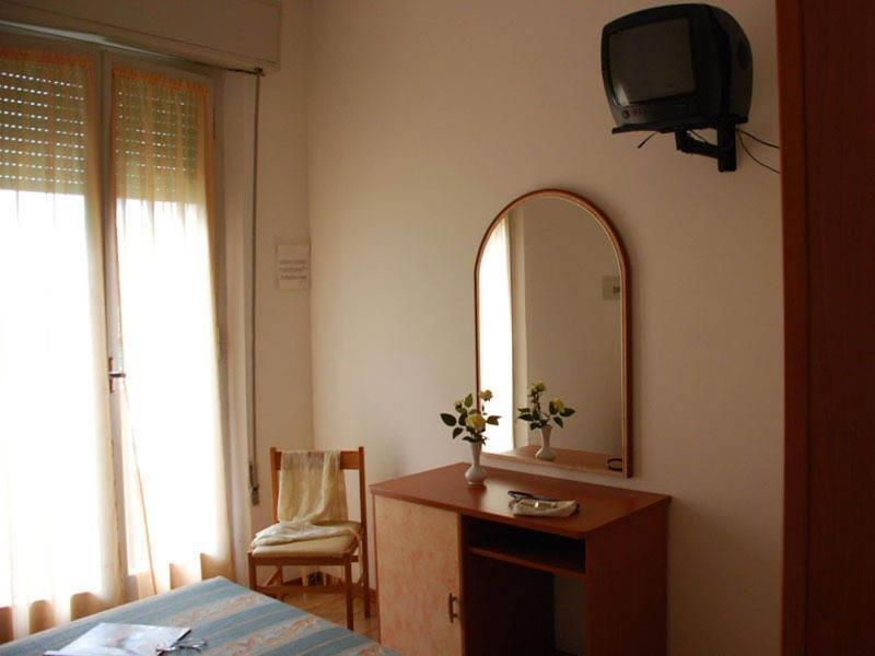 Hotel Serenella Vintage Римини Екстериор снимка