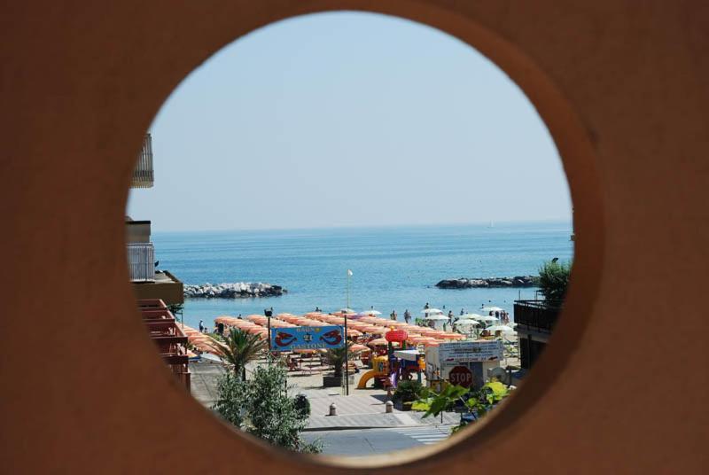 Hotel Serenella Vintage Римини Екстериор снимка